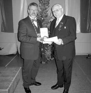 Ehrenbürger Christian Will erhielt den Gemeindebecher der Gemeinde Estenfeld.