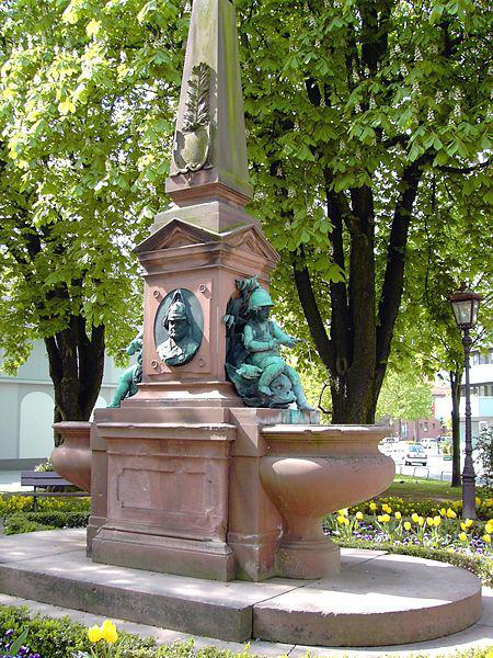 Hengst-Denkmal Name: Hengst-Denkmal Standort: Durlach (Hengstplatz) Erbauungsjahr: 1896 Künstler: Entwurf von Prof.
