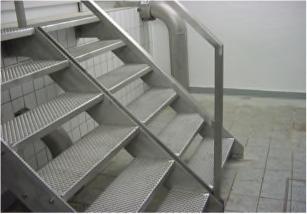 Treppenanlage aus Gitterroste und PcP Sicherheitsroste
