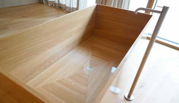 ARCHITEKTUR SERVICE 33 Außergewöhnliches Bauprojekt für Architekturpreis nominiert Eiche mal anders: Als Hingucker im Schlafzimmer entstand eine Badewanne aus 100 Prozent Eiche.