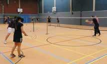 mit Badmintonschlägern spielen, sonder mussten z. B. Tennis- oder Tischtennisschläger benutzen.