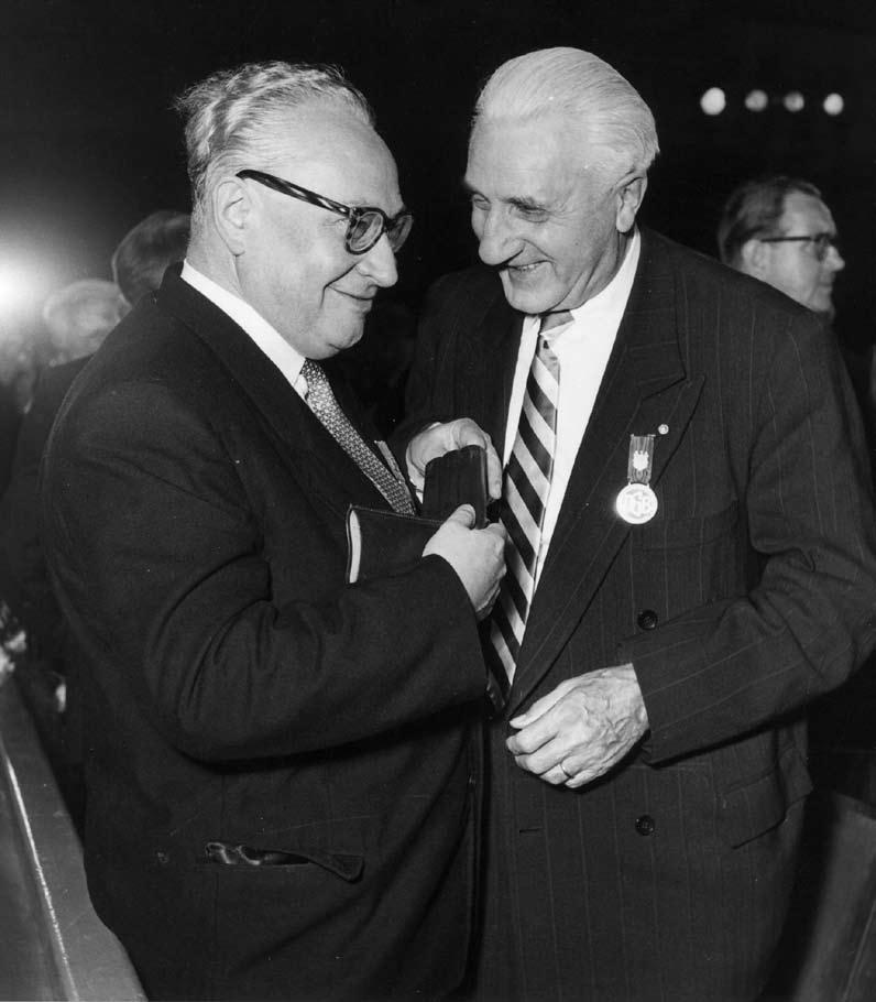 In Berlin besprechen sich 1955 der SPD-Vorsitzende Erich Ollenhauer (rechts) und Heinrich Hansen.