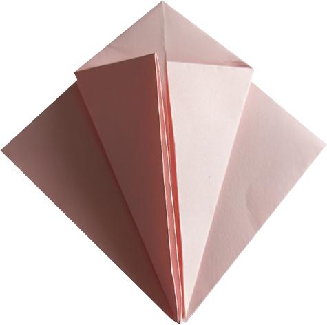 8. Papierquadrat mit der offenen Spitze zum Körper hinlegen.
