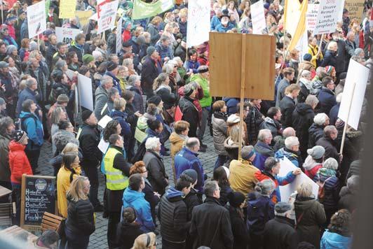 März 2017 in Rosenheim die Demonstration anlässlich des Besuches von Bundesverkehrsminister Alexander Dobrindt (CSU) gegen die angedachten Bahntrassen in der Region stattgefunden. Etwa 1.