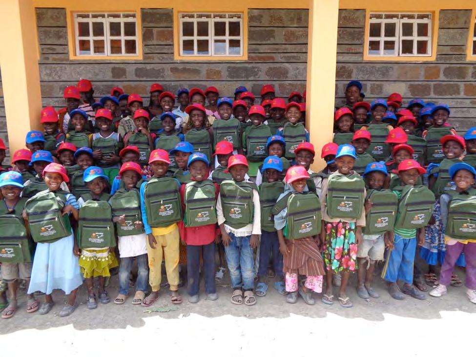 Die Kinder mit ihren Weihnachtsgeschenken - Schultaschen und Mützen von sehr guter Qualität Alle Mitarbeiter von Leben und Lernen in Kenia, die Kinder und ihre Eltern
