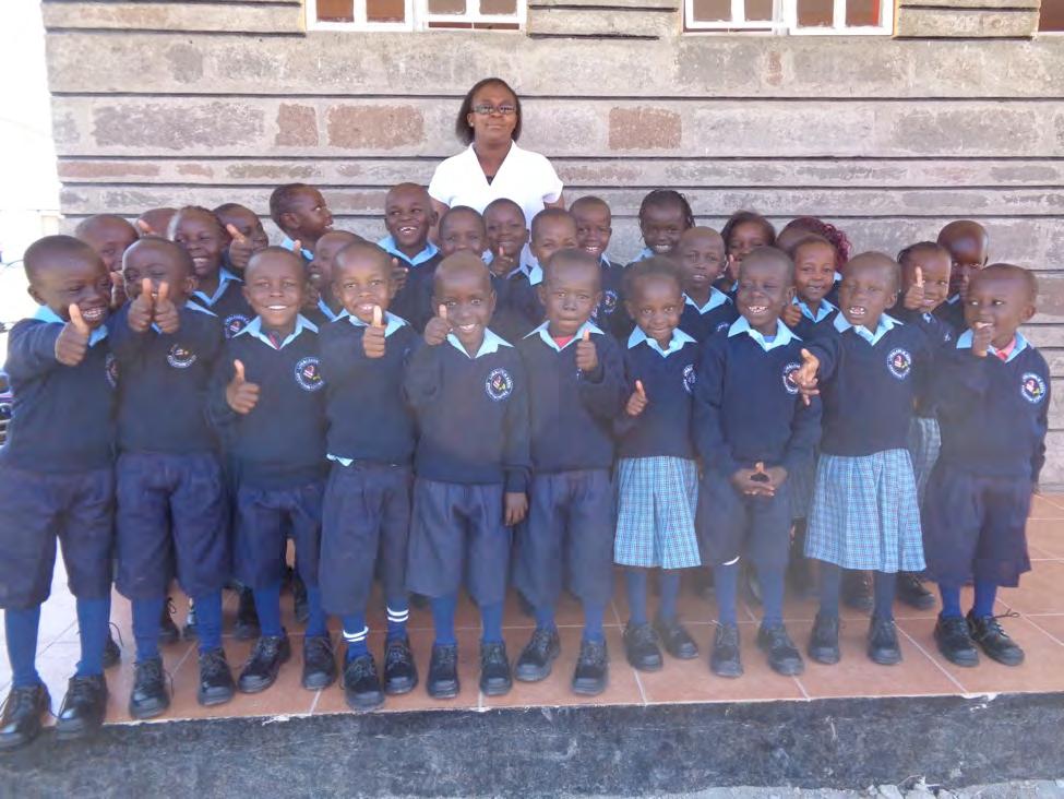 Die Vorschulkinder mit ihrer Klassenlehrerin Anne Nyongesa d) Nachhilfe während der Ferien und Ernährungsprogramm Ab dem 12. November waren alle Schulen für die Weihnachtsferien geschlossen.