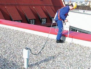 Anschlagpunkte oder Seilsystem für flach geneigte Dächer, tragende