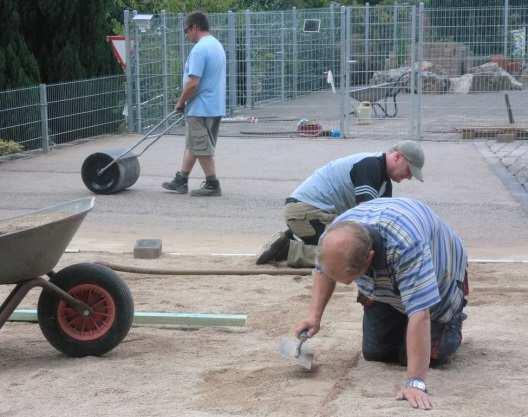 Sitzgelegenheit zu schaffen; den Bauwagen restaurieren, um allerlei Sport- und Spielgeräte für die Gruppen in der Nähe der Wiese