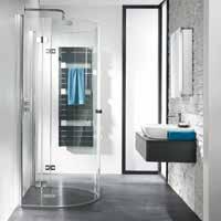 Die praktische Drehfalttürlösung schafft einen großzügigen Duschbereich, der nach dem Duschen zur zusätzlichen