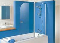Serienmäßig ausgestattet mit einer hochwertigen Glasablage in der Duschzone und integriertem Handtuchhalter bietet er