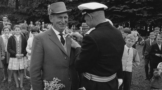Der zweite Brudermeister eröffnete am 17. Juli 1965 die Generalversammlung und begrüßte die anwesenden Schützenbrüder und besonders seine Majestät Paul der IV.