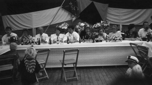 Schützenbruderschaft St. Katharina Berg und Tal e.v. 65 Königstisch im Festzelt Königspaar Theo und Anna Weiß 1992 Nachdem die Besprechungen und Verhandlungen abgeschlossen waren, wurde am 4.