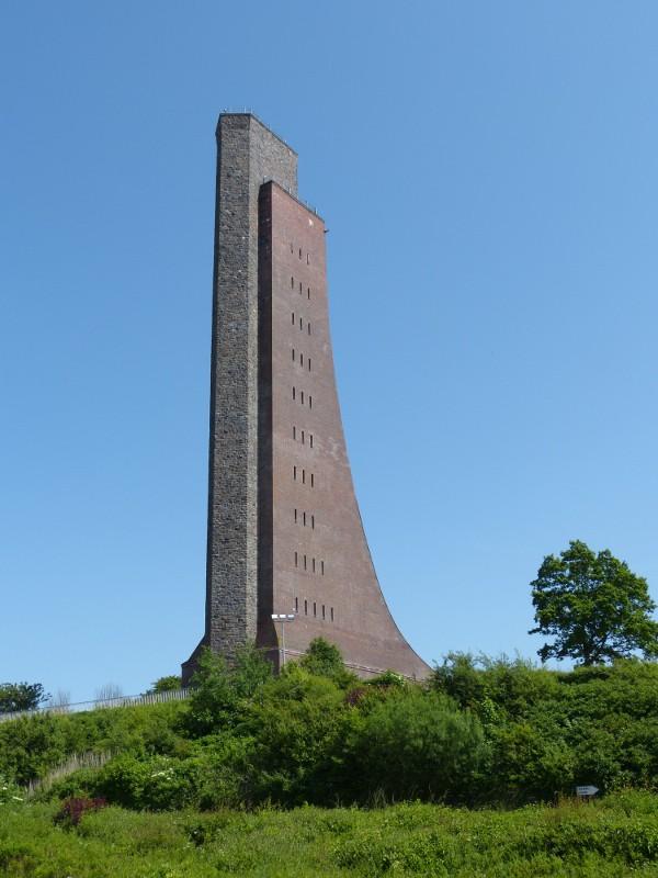 Dieser seltsam anmutende Turm ist das Marine-Ehrenmal in Laboe. Ursprünglich als Gedenkstätte für die Marine Soldaten die im 1.