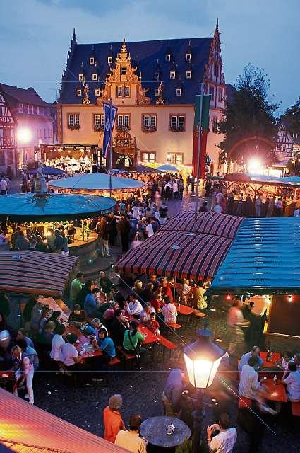 Foto:Stadt Groß-Umstadt Im historischen Zentrum Groß- Umstadts findet von Freitag bis Montag das Umstädter Winzerfest statt.