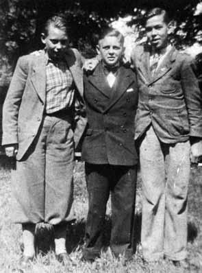 23 Helmuth Hübener (Mitte) mit Rudolf Wobbe (links) und Karl-Heinz Schnibbe, ca. 1941. Aus: Karl-Heinz Schnibbe: Jugendliche gegen Hitler.