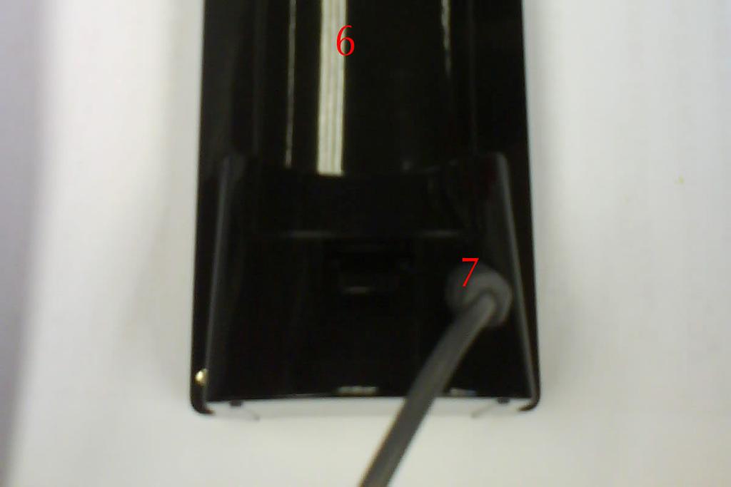 Stecken Sie den A/C D/C-Adapter in die A/C-Eingangsbuchse (7) ein (siehe Abbildung 2). Batterien einlegen: 1.