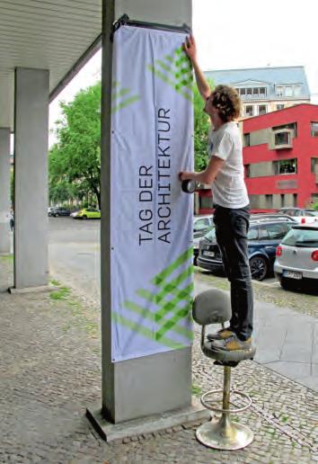 Berlin Internationale Architekturevents hen über dem Boden auf einem Stahlrahmen, der an einzelnen Punkten im Erdreich gegründet ist.