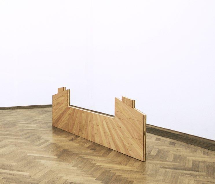second floor 2012 Parkett zugeschnitten, Höhe 90 cm, Breite 380 cm, Tiefe 10 cm, ausgestellt in der Kunsthalle Basel Mit der Arbeit second floor ahmt Conrad ein Stück Parkettboden nach, welches