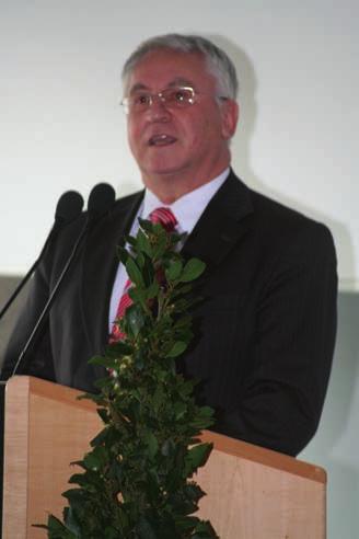 Bürgermeister Rudolf Maier betonte in seiner Rede, dass die staatliche Realschule ein würdiger Namensträger sei und stellte heraus, dass Schönwerth den heutigen Jugendlichen als Vorbild dienen könne,