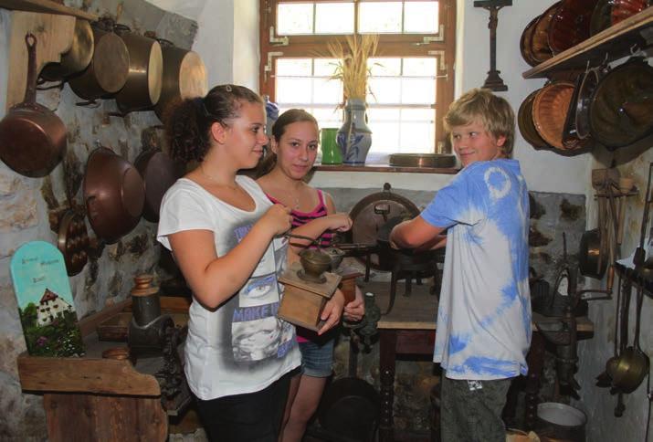 Auf Initiative von Klassenlehrerin Marlene Groha besuchten die 25 Mädchen und Buben das private Franz-Weiß-Heimatmuseum in Kastl.