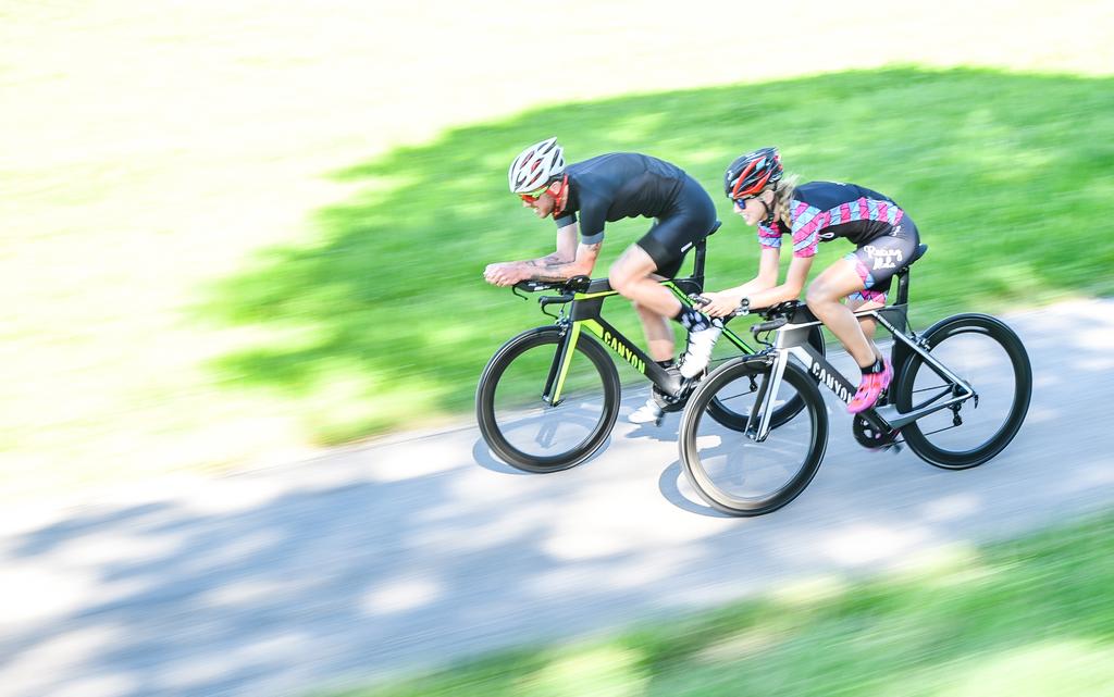 AERODYNAMIK Unter Einbeziehung einer ausbalancierten Geometrie und den Erkenntnissen aus der Entwicklung des Speedmax CF SLX haben wir ein Rad gebaut, das eine optimale Aerodynamik des Gesamtsystems