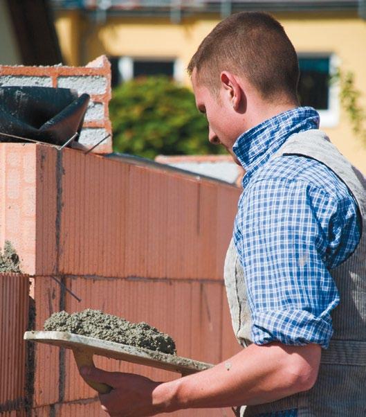 TOP LEHRLINGS- AUSBILDUNG Maurer/-in MaurerInnen errichten Bauwerke und Bauwerksteile wie z. B. Wohn- und Bürogebäude, Straßen, Brücken-, und Tunnelanlagen oder Kanal- und Entwässerungsanlagen.