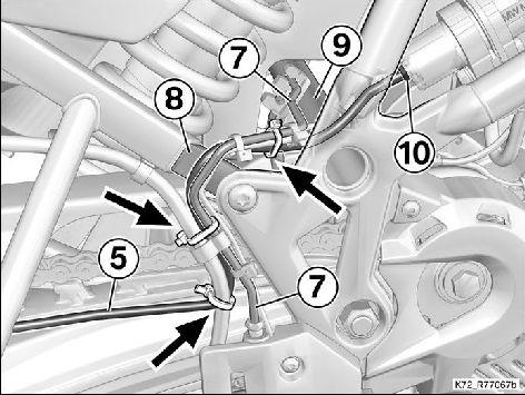 Schlauch (5) hinter Bremsleitung (7) nach oben über Heckrahmenrohr (8) verlegen. Schlauch (5) zwischen Bremsleitung (7) und Rahmenrohr (9) zum Ölbehälter verlegen.