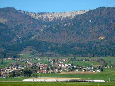 Der Flughafen Grenchen, in wenigen Minuten erreichbar, ist mit Direktflügen bis Nordeuropa und Nordafrika und zu vielen weiteren Destinationen, vor allem auch für Geschäftskontakte sehr interessant.