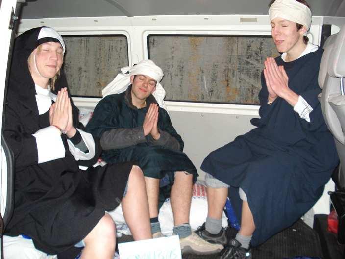 Fotografiert 3 Jungs als Nonne verkleidet (echte Tracht und Kopfbedeckung) in einem Omnibus.