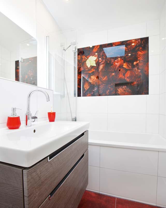 Badezimmer Duschen im Blätterwald Sie renovieren Ihr Badezimmer und suchen nach einer Alternative zu den klassischen Fliesen? Nichts leichter als das! Bauen Sie Ihr eigenes Foto in Ihre Dusche ein.