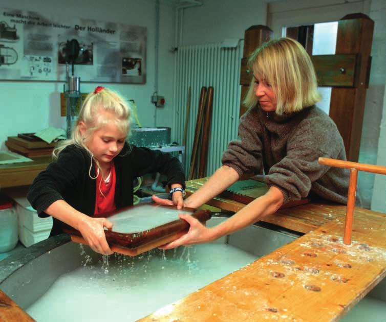 Papiermuseum Düren Wo Bütten mit der Hand geschöpft wird Kinder lernen spielerisch, in welchen Arbeitsschritten Papier entsteht. Museumsleiterin Dr.