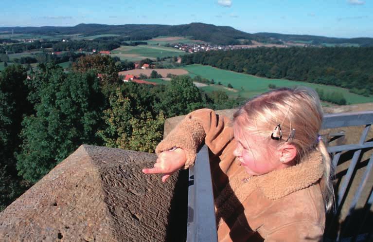 Die Schülerin Darja Rauße (Bild oben) und eine Schülergruppe genießen den Ausblick in das Ravensberger Land.