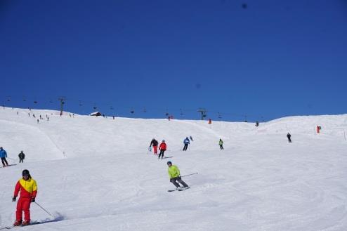 Drei junge, dynamische und gastfreundliche Orte, die zusammen ein modernes Skigebiet mit 100 km Pisten, drei Snowparks und einer beaufsichtigten