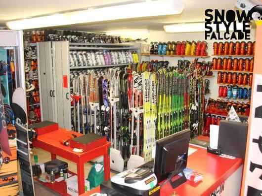 Skiverleih / Skischule Beides ist am Fuße des Berges in Falcade verfügbar. Es gibt 3 verschiedene Skiverleihe und ausreichen Skischulen.