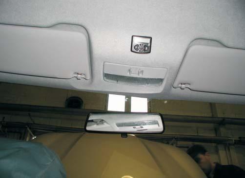 6 Elektrik Bedienelemente Mini-Uhr einbauen (siehe Bild 24) Die Miniuhr wird am Fahrzeughimmel hinter der Innenraumleuchte angebracht. Die Innenraumleuchte zur Montage ausbauen.