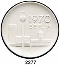 MEDAILLEN AUS PORZELLAN Ohne Ort sangabe 97 2271 Porzellan-Spielmarke o.j. (Watteau-Miniaturen, Meißen 18./19. Jahrhundert). Serie von 4 Stück.