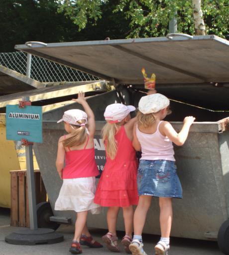 Zielgruppe: Kinder ab 5 Jahre Dauer: 45 Minuten pro Gruppe Besuch des Recyclinghofes Wohin kommen unsere Joghurtbecher?