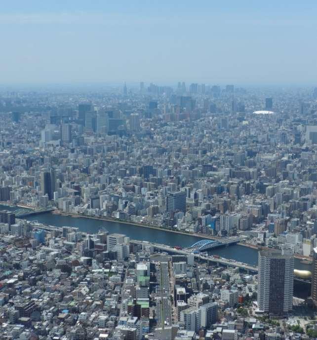 JUGEND Foto oben: Blick vom Skytree. Den ersten Tag in Tokio haben wir mit einer kleinen Stadtführung begonnen, bei der wir die japanische Freiheitsstatue und den Tempel in Asacusa besichtigt haben.