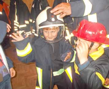 Wir wurden gerettet und in die Feuerwehr zum Frühstück gefahren. Der Tisch war sogar in Rot gedeckt und die Kinder fanden jede Menge rote gewünschte Lebensmittel.