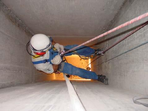 Abb. 3 Kontrolltätigkeiten (Hineinbeugen): nur mit zusätzlichen Schutzmaßnahmen möglich, hier: ein Schutzgitter im Mannloch, welches ein Hineinstürzen verhindert. Abb.