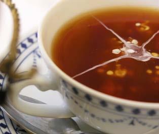 Im Gegensatz zum Kaffeelöffel versteht man in Ostfriesland unter einem Teelöffel einer kleinere Variante, als der Rest der Republik. Die Teekanne wird auf einem kerzenbeheizten Stövchen serviert.