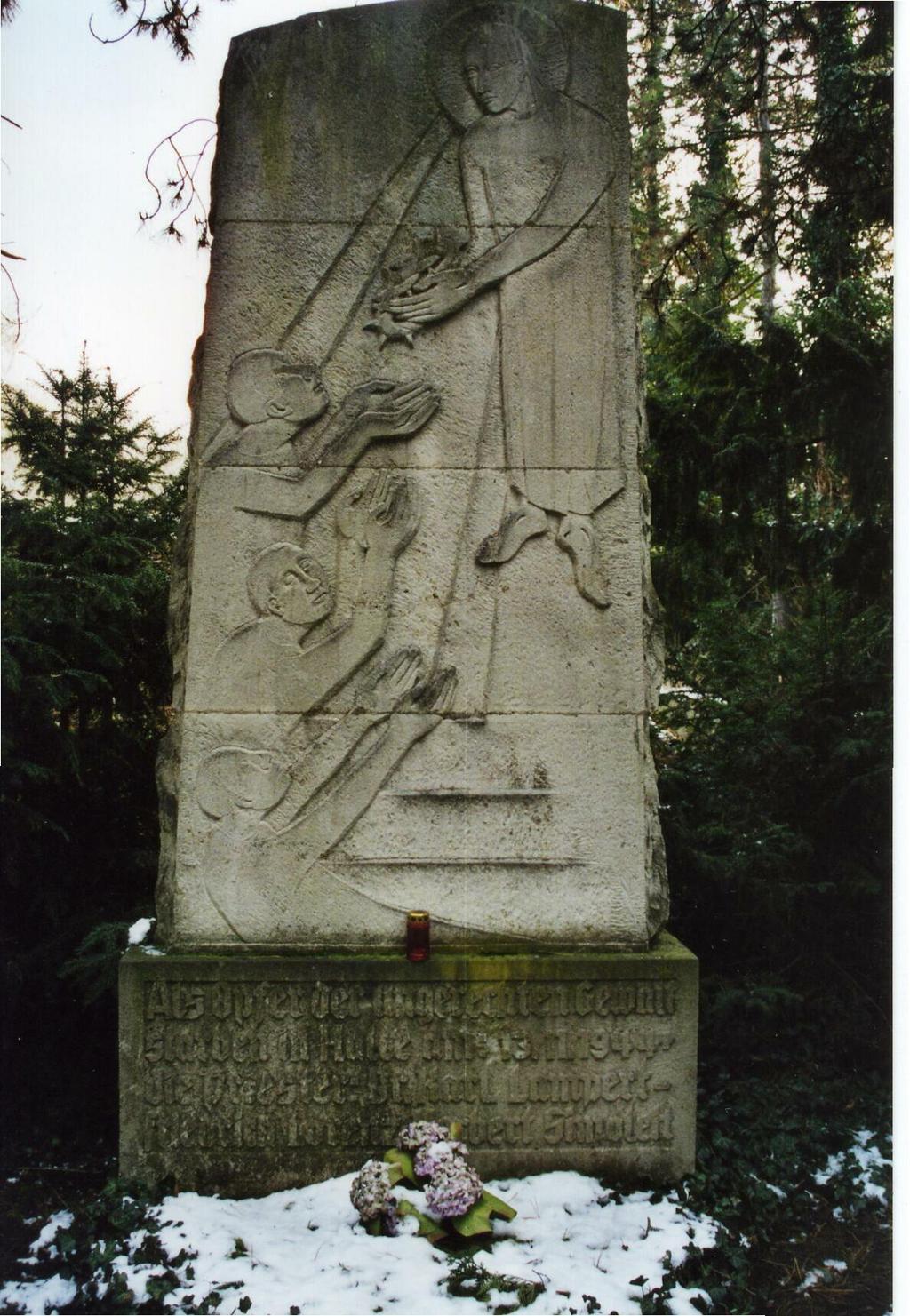 Ein Gedenkstein für die "Stettiner Priester" befindet sich seit 1966 am Südfriedhof.