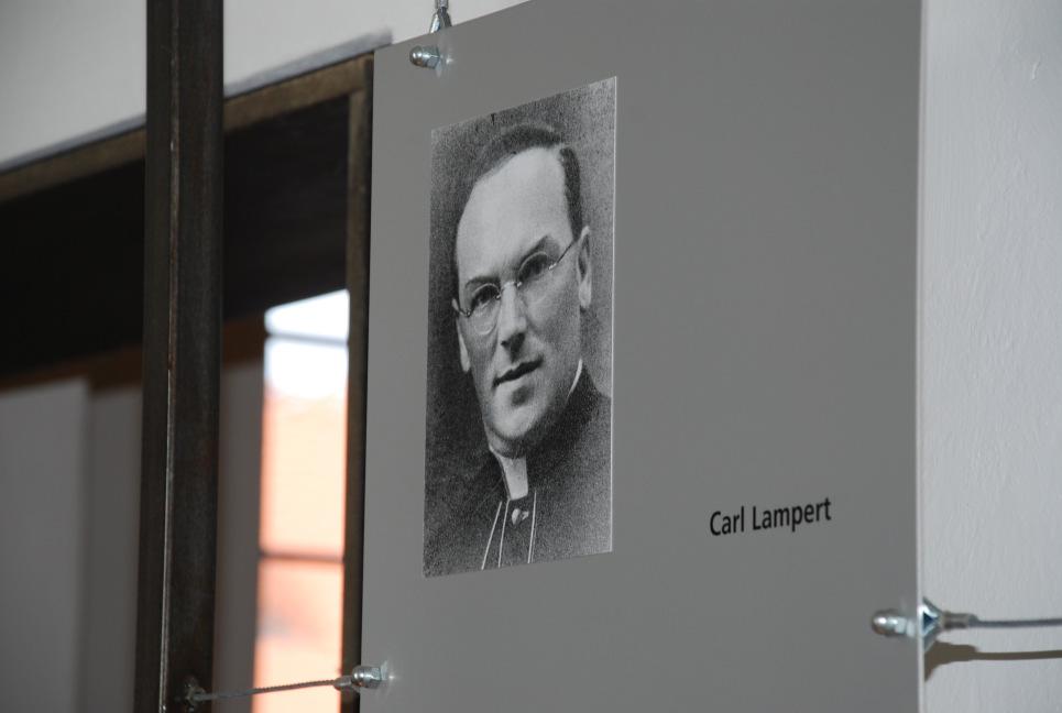 Carl Lampert, Provikar Innsbruck 1894-1944. Die Metalltafeln befinden sich in der Krypta der St.-Hedwigs- Kathedrale in Berlin-Mitte.