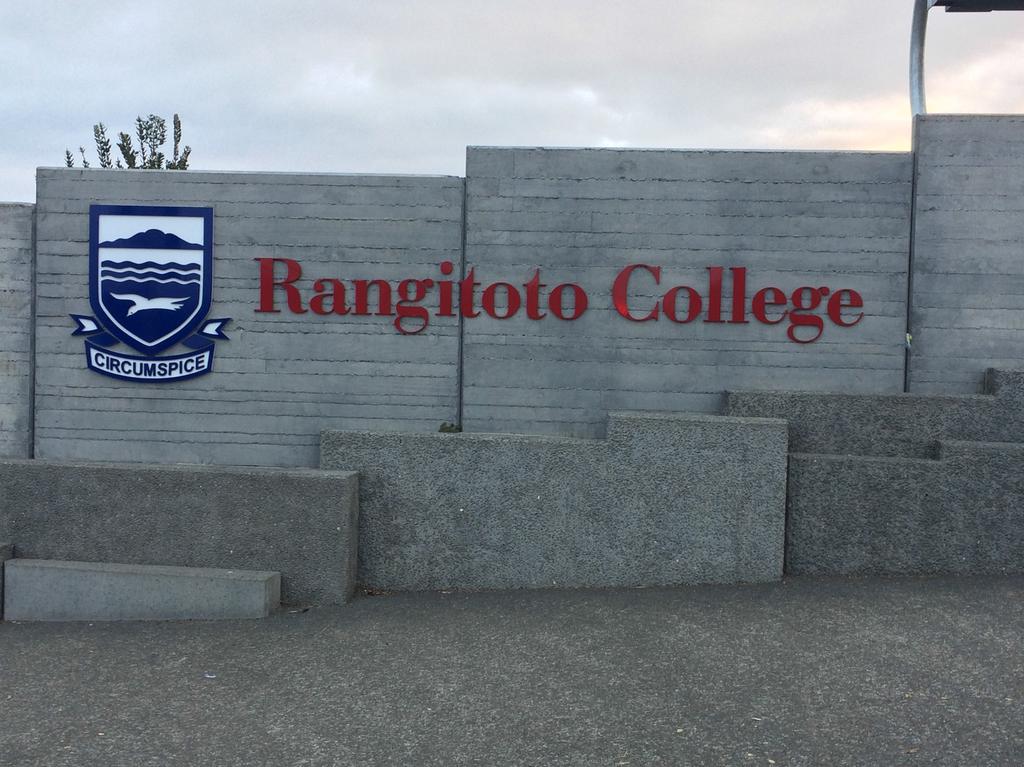 ! Das Rangitoto College ist Neuseelands größte Schule. Sie wird von 3000 Schüler besucht und jeder kann sich vorstellen wie groß dementsprechend das Schulgelände sein muss.