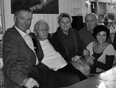 WEILHEIM 31. Dezember 2011 Seite 15 Dezember 90 Jahre jung wurde Rosina Berger aus Brunnadern und dies wurde mit der Familie, Freunden und Bekannten gefeiert.
