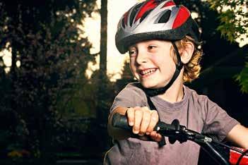 Kaufen Sie Helme im Fachhandel und lassen sie sich beraten. Das Kind sollte unbedingt dabei sein, um einen Helm mit der optimalen Passform zu finden.