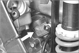 Die im Foto markierte Schraube dient dieser Einstellung des Gas/Luft-Gemisches. Die Einstellung entnehmen Sie der Tabelle im Anhang.