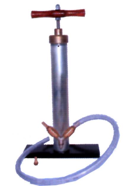 503 501 Hydrant-Entleerungspumpe Mit Hilfsbügel, selbstsaugend, mit Messingzylinder.