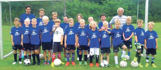 Kinder. Die Durchführung des Trainingscamps stand unter der professionellen Anleitung von Fußball-Lehrer Jürgen Pommerenke und seiner gleichnamigen Fußballschule.