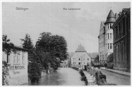 Seite: 4 II. Mauerwerkssanierung Ufermauer 1. Historisches Die Straßenbezeichnung "Am Leinekanal" wurde erst 1896 eingeführt. Die älteren Gebäude gehörten bis dahin zur Mühlenstraße.